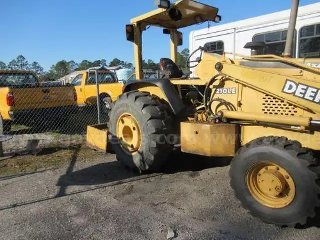 2002 John Deere 210LE Loader (212239 AJ:DOT)