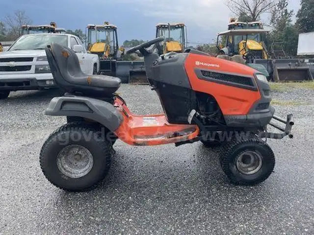 2006 Husqvarna Riding Mower (212679 NM DOT )
