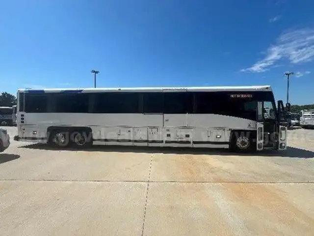 2011 MCI D4500 (213321 NM)