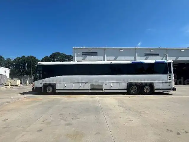 2011 MCI D4500 (213312 NB)