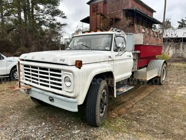 1977 Ford F700 with Water Tank and Pump (214282 NM)