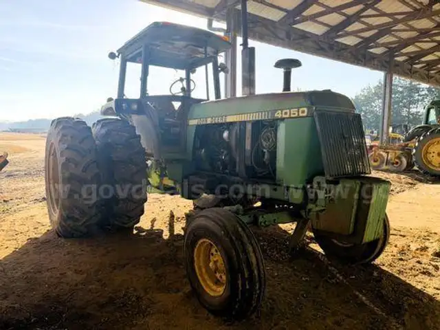 1987 JOHN DEERE 4050 TRACTOR (215166 NB)