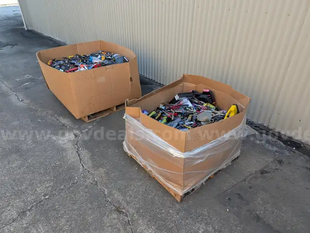 Assorted knives, swiss type knives, multi-tools, tools, corkscrews, other