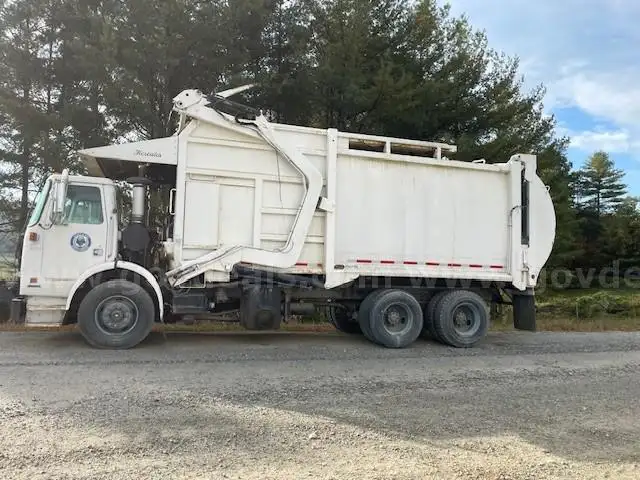 2005 Autocar WX Garbage Truck