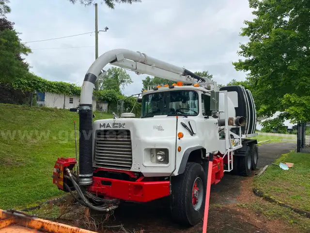 1995 Mack DM690S