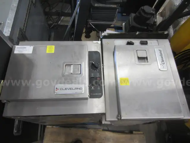 Lot of 2 Cleveland 21CET8 Steamers