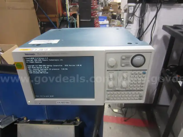 Tekronix TLA715 Logic Analyzer