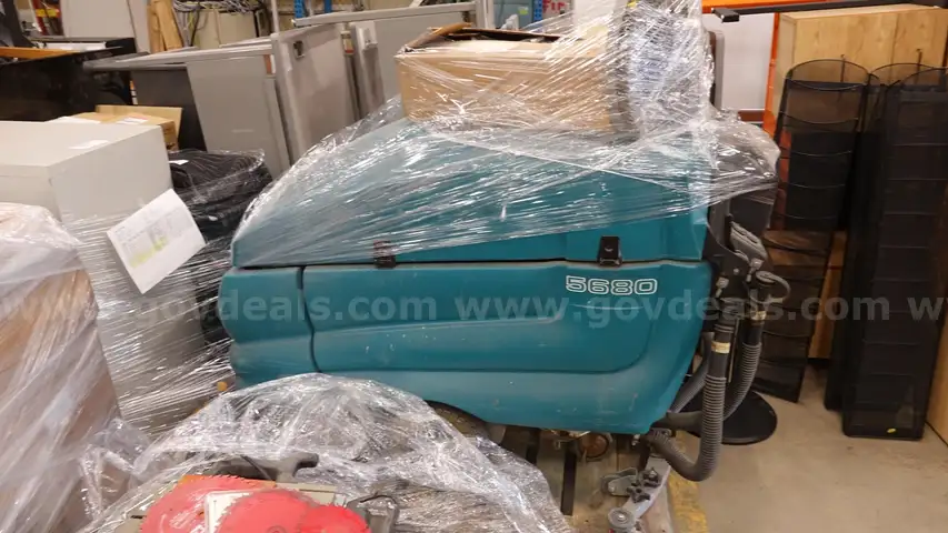 Tennant 5680 Floor Scrubber