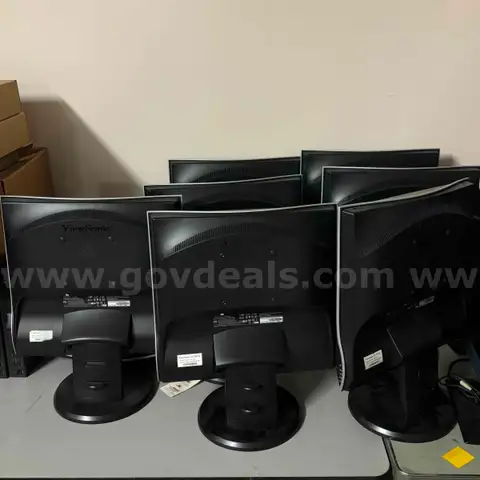 Lot of 7 ViewSonic Monitors