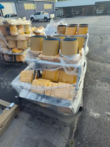 lot of (3) 5 head traffic signal with pole mount bracket