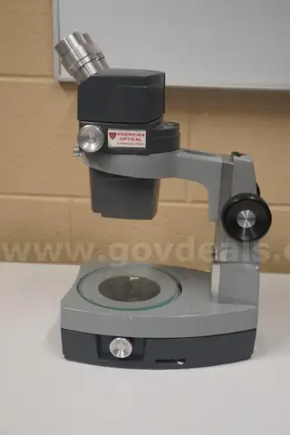 American Optic Mod. 569 Microscope