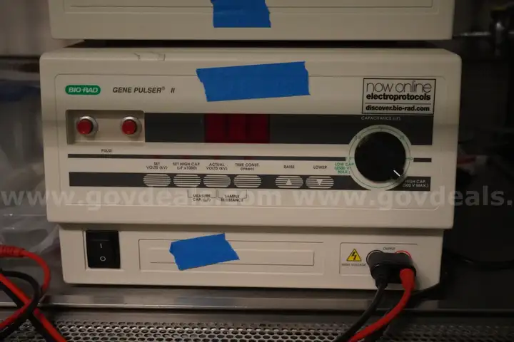 BIORAD Capacitance Extender Plus and BIORAD Gene Pulser II, model 1652108