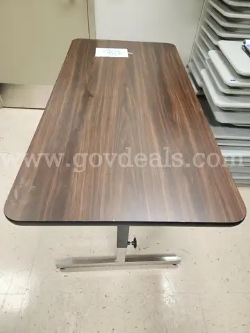 Workstation with adj legs