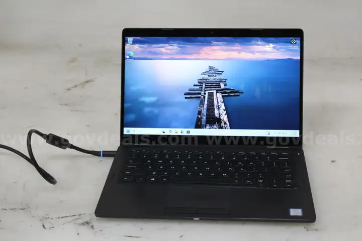 (1) Dell Latitude 5300 2-in-1 Laptop &#x2013; i5 8th Gen / 16GB RAM / 512GB SSD &#x2013; Powers On &#x2013; Poor Battery Health
