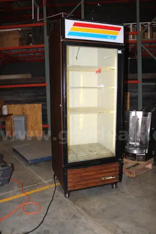 (1) True GDM-26 Single Door Glass Commercial Refrigerator &#x2013; Cool Air When Plugged In