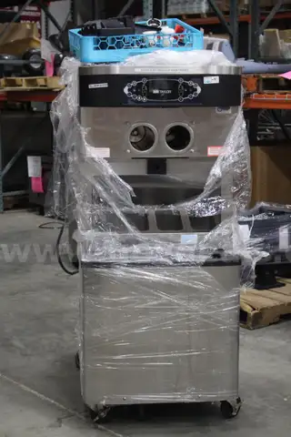 (1) Taylor Crown C712-33 Commercial Soft Serve Ice Cream Machine &#x2013; 3 Phase