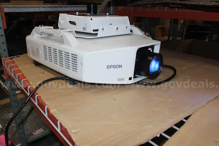 (1) Epson PowerLite Pro Z8350W LCD Projector w/ Ceiling Mount &#x2013; 390 Lamp Hours &#x2013; Working Condition