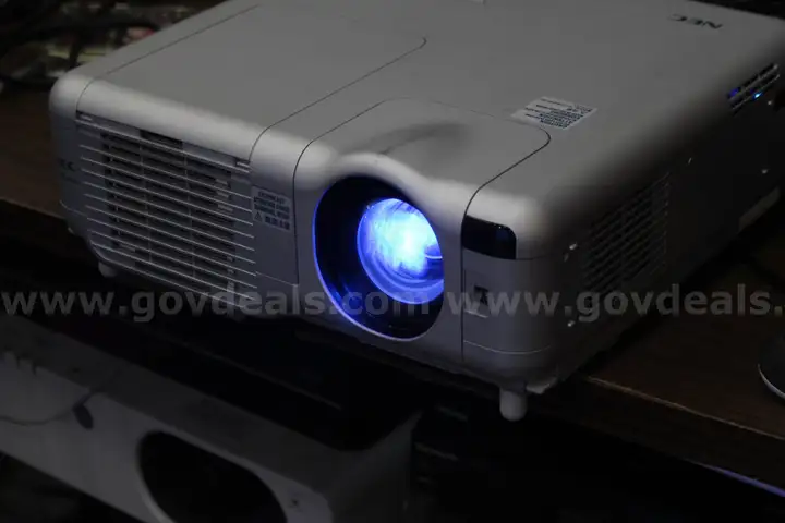 (1) NEC MT1065 LCD Projector with Hard Case &#x2013; 33 Lamp Hours &#x2013; Powers On