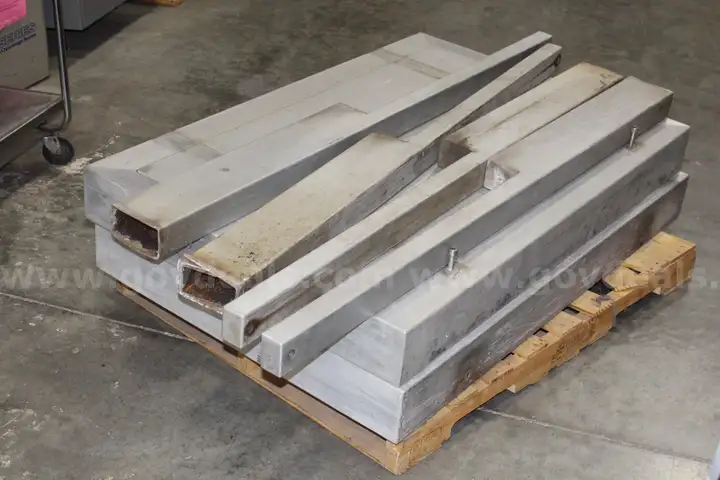 (1) Lot of Rectangular and Square Aluminum Tubing &#x2013; Various Lengths and Sizes
