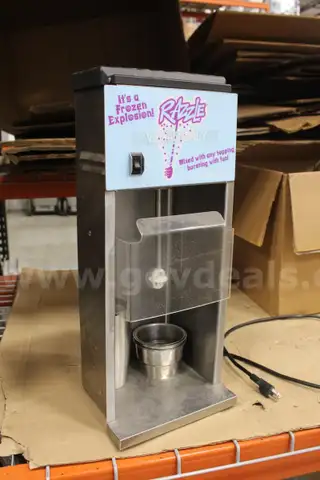 (1) Vita-Mix Razzle Frozen Dessert Mixer &#x2013; Model VM0800 w/ Cups