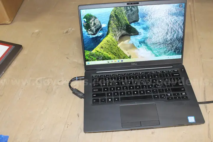 (1) Dell Latitude 7400 Laptop &#x2013; 2019 &#x2013; i7 8th Gen &#x2013; 16GB RAM &#x2013; 256GB SSD &#x2013; Powers On &#x2013; Loose Hinge