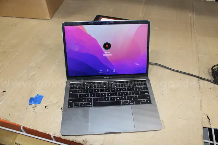 (1) Apple MacBook Pro &#x2013; 2017 &#x2013; i7 &#x2013; 16GB RAM &#x2013; 500GB SSD &#x2013; 13.3&#x22; &#x2013; Powers On