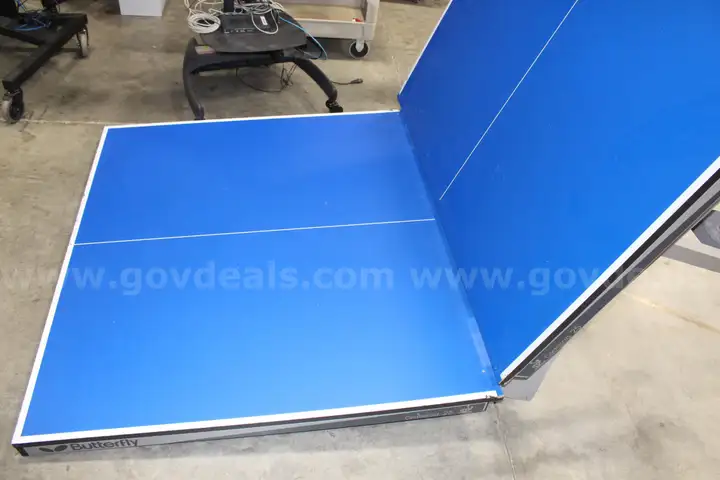(1) Butterfly Centrefold 25 Table Tennis Table &#x2013; Blue Top &#x2013; Folding Issues Needs repair