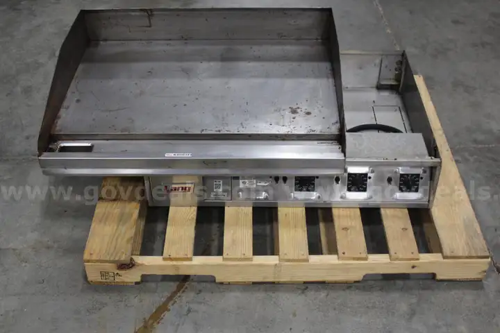 (1) Lang 136S-480v 36&#x22; Griddle + Cooktop