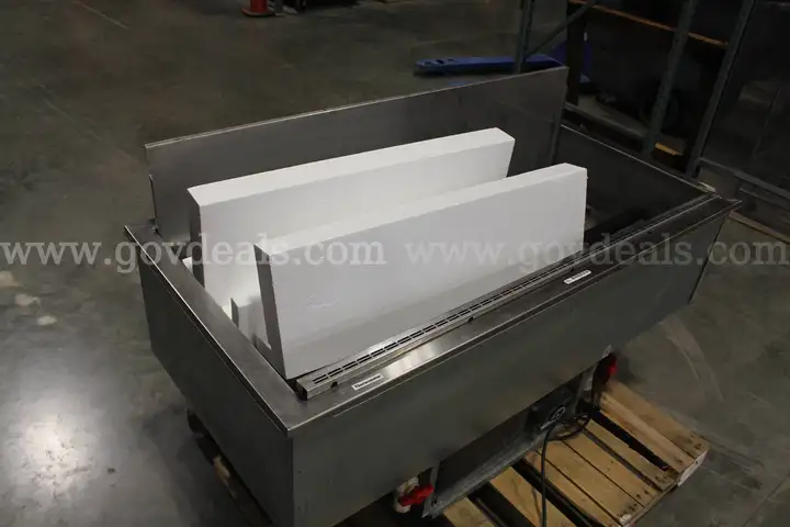 Cafeteria Refrigerated/Ventilated Countertop