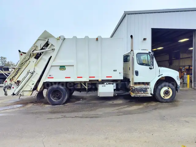 2013 Freightliner M2 106