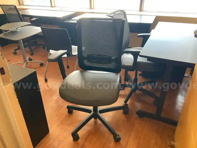Lot of 31 rolling office chairs