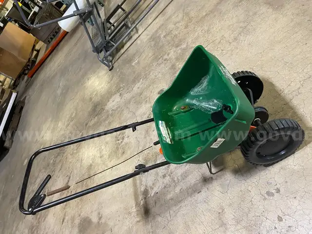 Salt Push Spreader&#x2013; 1 UNIT