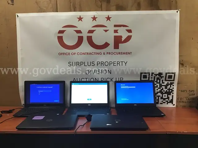 DELL LATITUDE 3590 LAPTOPS - Lot of 5 working with hard drive installed