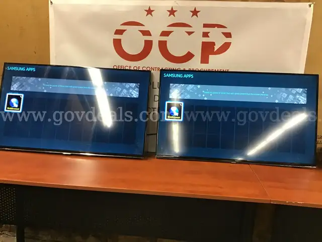 Lot of 2 Samsung 40&#x27;&#x27; Smart TVs