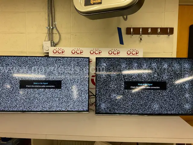 Lot of 2 Samsung 40&#x27;&#x27; Smart TVs