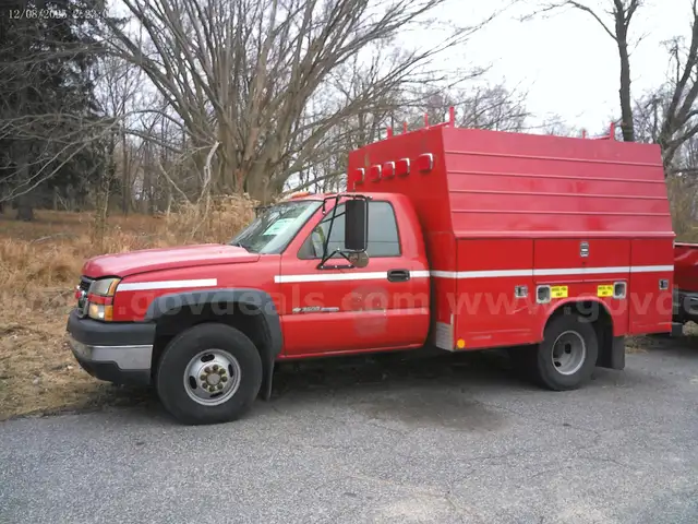 2005 Chevrolet Silverado 3500 LT1 4WD DRW utility body pickup truck