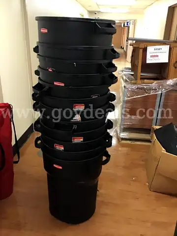 Rubbermaid roughneck non wheeled trash cans ( lot of 12)