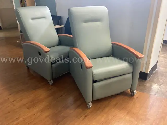 Padded reclining chairs - lot of 2