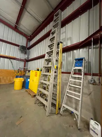 1 LOT OF VARIOUS HIEGHT LADDERS