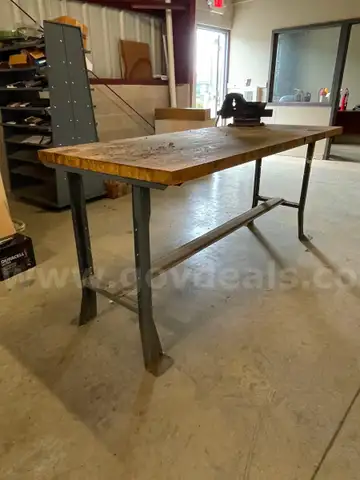 WORK TABLE WITH ACCESSORY