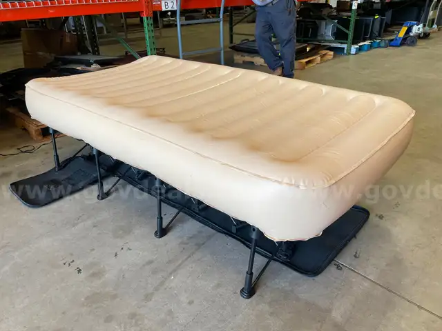 Frontgate Ez-Bed Air Mattress Built In Pump &#x26; Frame Inflatable Mattress