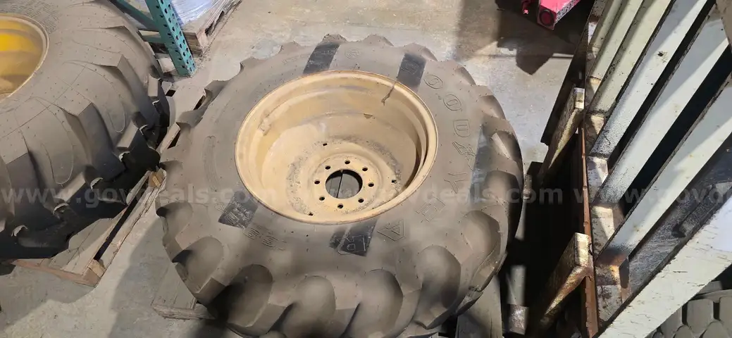 Goodyear IT525 16.9-24 8 ply