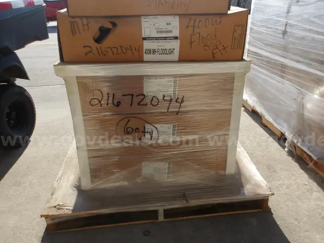 8 - METAL HALIDE 400 WATT FLOOD SLIPFIT LUMINAIRE