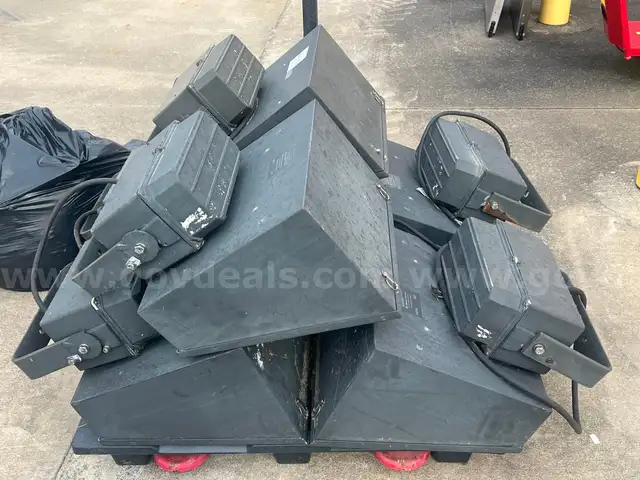 (6) Lithonia Lighting 170S 1000M HPN TB LPI Terminal Ramp Flood Lights – Airport Lighting