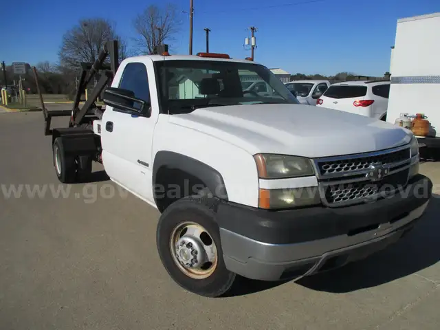 2005 Chevrolet Silverado 3500 w/Dumpster Hook Lift