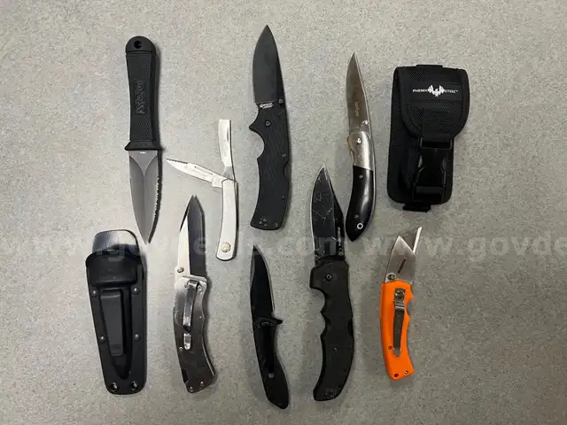 7 Knives and 1 Boxcutter
