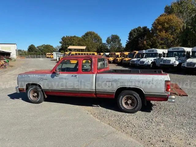 1990 Dodge D150 Club Cab 8-ft. Bed 2WD
