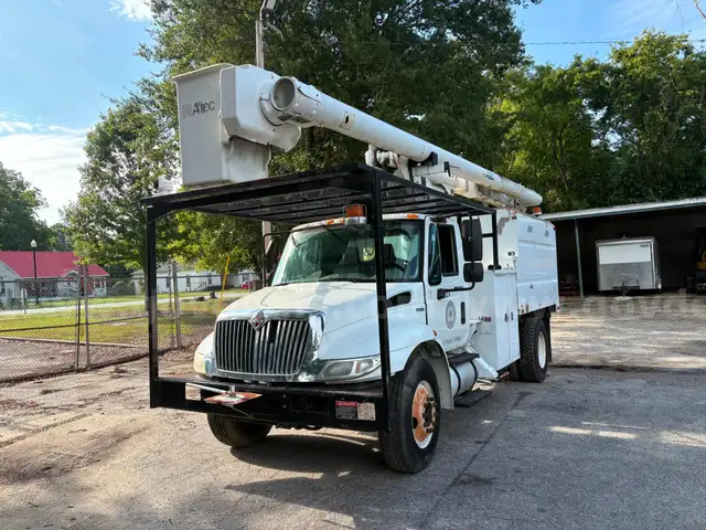 2011 International 4300 with Altec Bucket Lift