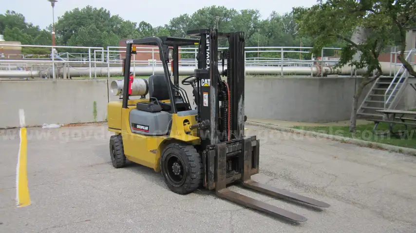 2001 Caterpillar GP30K Forklift 6,000 Pound Capacity LP Gas