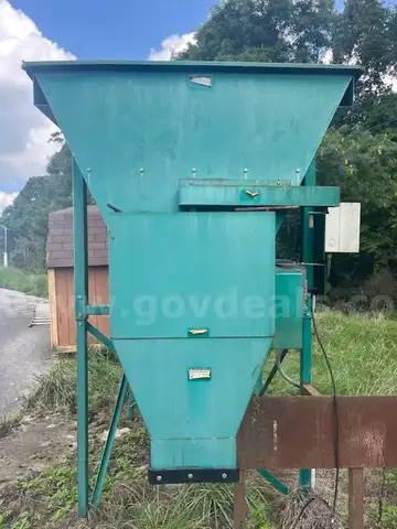 Bagging plant used for bagging mulch with hot strip sealer.